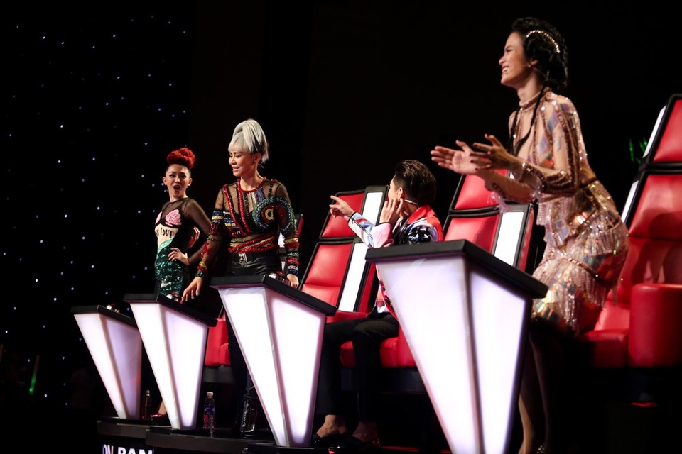  Bị lừa ngoạn mục, 4 HLV đứng hình.​