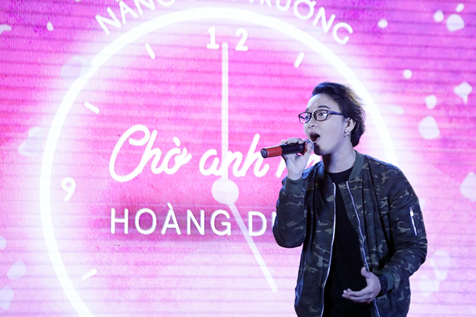 Thùy Chi, Hoàng Dũng “hòa nhịp cảm xúc” với học sinh Chuyên tự nhiên - 1
Hoàng Dũng khiến bầu không khí trở nên sâu lắng với những bản ballad gắn liền với tên tuổi Yếu đuối, Chờ anh nhé, và gợi nhắc những mối tình học trò trong sáng bằng ca khúc Mùa yêu đầu.