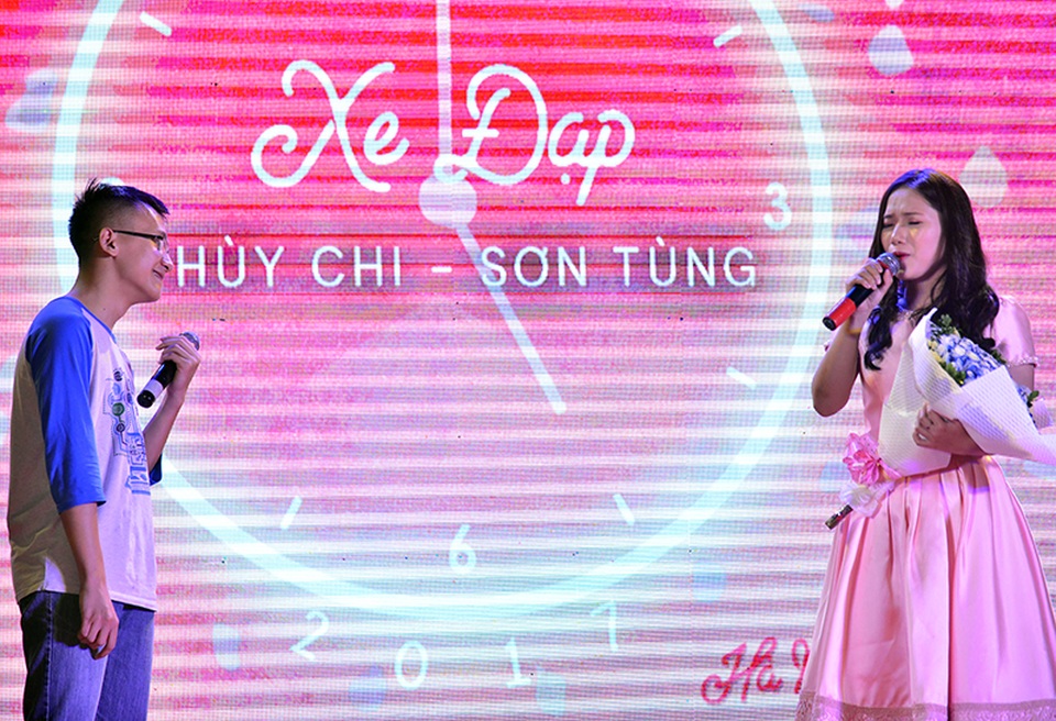 Thùy Chi, Hoàng Dũng “hòa nhịp cảm xúc” với học sinh Chuyên tự nhiên - 2
Ca sĩ Thùy Chi thể hiện bản hit Xe đạp từng làm xốn xang biết bao thế hệ học trò
