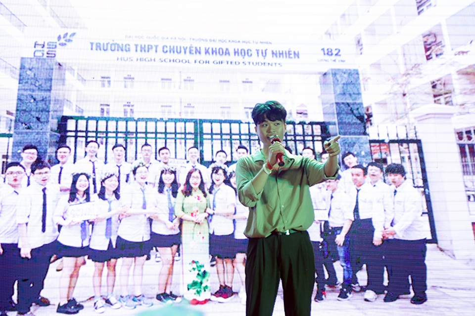 Thùy Chi, Hoàng Dũng “hòa nhịp cảm xúc” với học sinh Chuyên tự nhiên - 6
Khi bạn Việt Anh cất những lời hát ngọt ngào, gợi nhắc những ngày tháng ngồi trên ghế nhà trường đã qua...