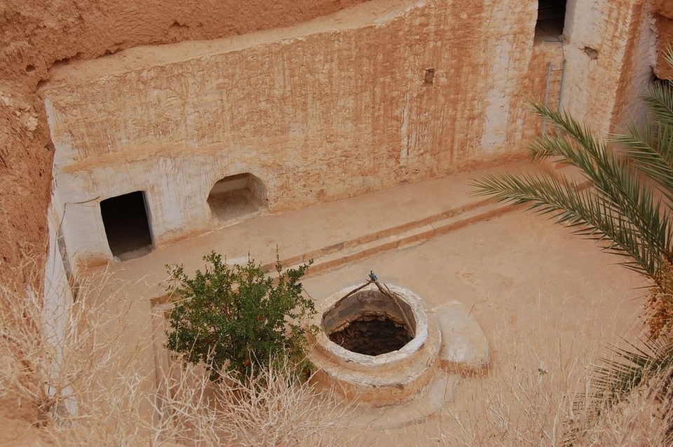 Người dân trong làng đã giữ nếp sống này hơn 1000 năm nay. Bên ngoài là chiếc giếng chung