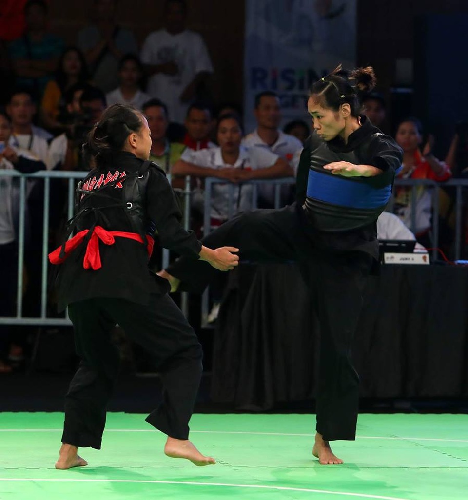 Nhật ký SEA Games 29 ngày 29/8: Pencak Silat giành ba tấm HCV - 30
Phạm Thị Tươi (phải) thi đấu với võ sĩ của Singapore trong trận chung kết 50kg của nữ, ảnh: Q.H