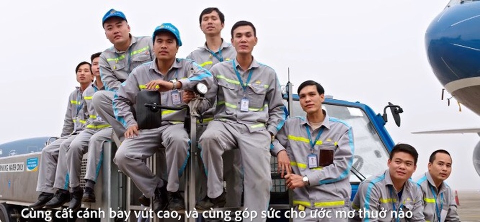 Ấn tượng vũ điệu “Bay lên Việt Nam” của thanh niên hàng không - 2 Những thợ máy ở sân bay trở thành diễn viên trong MV chào mừng ngày thành lập Đoàn TNCS Hồ Chí Minh