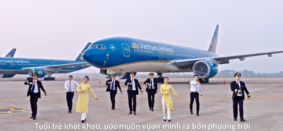 Ấn tượng vũ điệu “Bay lên Việt Nam” của thanh niên hàng không - 1 Các phi công, tiếp viên của Vietnam Airlines thể hiện ước mơ bay cao, bay xa ra bốn phương trời