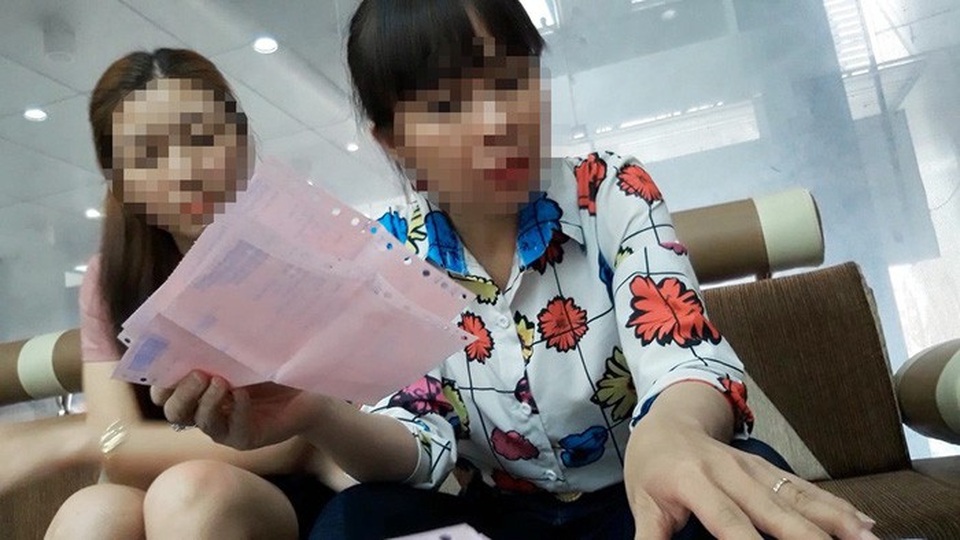 Phòng khám Trung Quốc và sự quan liêu - 1
Quản lý phòng khám đa khoa Hoàn Cầu (Q.5) xem hóa đơn điều trị phá thai, sau khi bị khiếu nại đã trả lại gần 40 triệu đồng cho bệnh nhân -(Ảnh: H.LỘC, báo Tuổi trẻ điện tử)