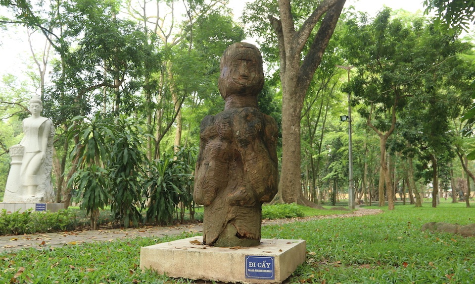 Hà Nội: Ám ảnh vườn tượng nghệ thuật hoang tàn trong công viên Bách Thảo - 12 Tác phẩm Đi cấy của Roland Kohlhaas, một tác giả người Đức.