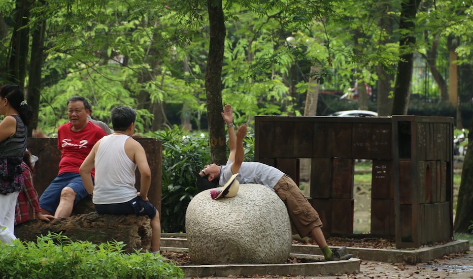Hà Nội: Ám ảnh vườn tượng nghệ thuật hoang tàn trong công viên Bách Thảo - 1
Tại công viên Bách Thảo (Hà Nội) có một khu vực trưng bày những tác phẩm điêu khắc nghệ thuật do các nghệ sĩ trong và ngoài nước thực hiện từ năm 1997. Đến nay nhiều bức tượng đã bị xuống cấp, hư hỏng. Nhiều tác phẩm nghệ thuật được sử dụng làm công cụ hỗ trợ cho việc tập thể dục.