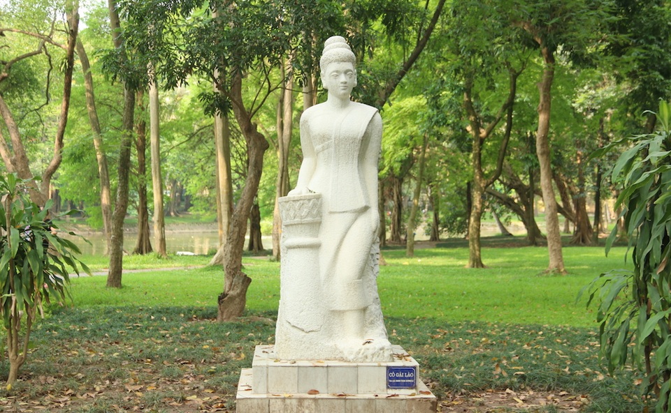 Hà Nội: Ám ảnh vườn tượng nghệ thuật hoang tàn trong công viên Bách Thảo - 15 Năm 1997, trường Đại học Mỹ thuật Hà Nội (nay là Đại học Mỹ thuật Việt Nam), Bộ Văn hóa Thông tin (nay là Bộ Văn hóa, Thể thao và Du lịch) và UBND Hà Nội đã cùng phối hợp tổ chức trại sáng tác điêu khắc quốc tế. Từ đây, lần đầu tiên ở Việt Nam có một vườn tượng điêu khắc ngoài trời, với sự tham gia của các nhà điêu khắc quốc tế.