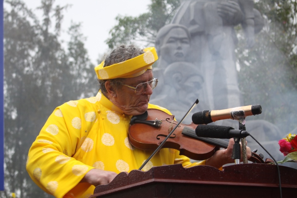 Tiếng chuông, tiếng đàn tưởng niệm 504 thường dân vô tội ở Sơn Mỹ - 3
Ông Roy Mike Boehm - một cựu binh Mỹ năm nào vào ngày này cũng kéo đàn vĩ cầm dưới chân tượng đài chứng tích Sơn Mỹ