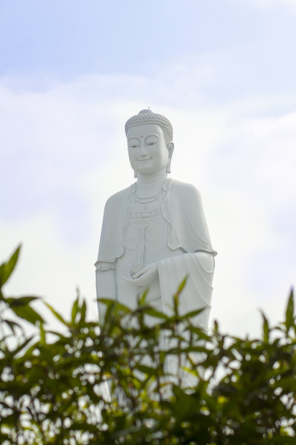Điêu khắc gia “bàn tay vàng” với những Pho tượng Phật kỷ lục - 2 Công trình tượng Phật A Di Đà cao 48m ở Công viên tưởng niệm Thiên Đức - Phú Thọ do điêu khắc gia Thuỵ Lam tạo tác.
