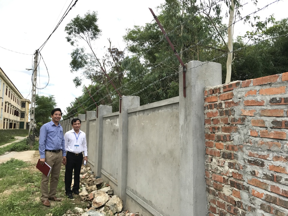 Xây thêm hàng rào thép gai để bảo vệ trường thi - 1
Trường THPT Nghi Lộc 5 - Nghệ An xây tương, làm dây thép gai để bảo vệ trường thi