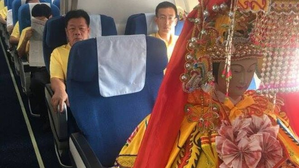 Tượng thần Trung Quốc ngồi máy bay ghế thương gia gây xôn xao - 1 Thiên Hậu Trung Quốc ngồi máy bay khoang thương gia. (Ảnh: BBC)
