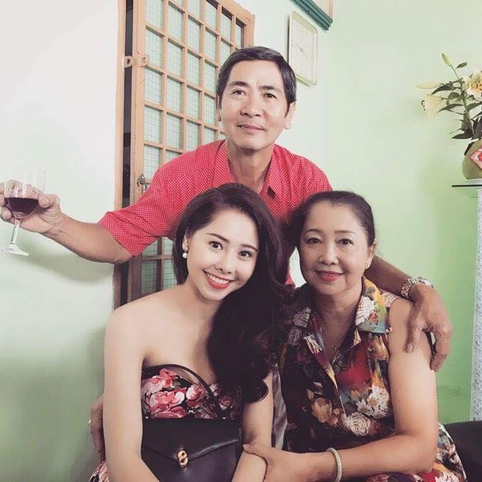 Ngày của Mẹ, sao Việt tung ảnh thời thơ ấu bên đấng sinh thành - 16 Tường Vi khoe ảnh hạnh phúc bên mẹ “Ngày của mẹ. Chị đẹp nhà mình”.