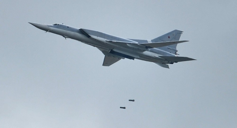 “Chim sắt” Nga dội bom san phẳng sào huyệt IS ở Syria - 1 Máy bay ném bom Tupolev-22M3 thả bom không kích IS (Ảnh: Sputnik)
