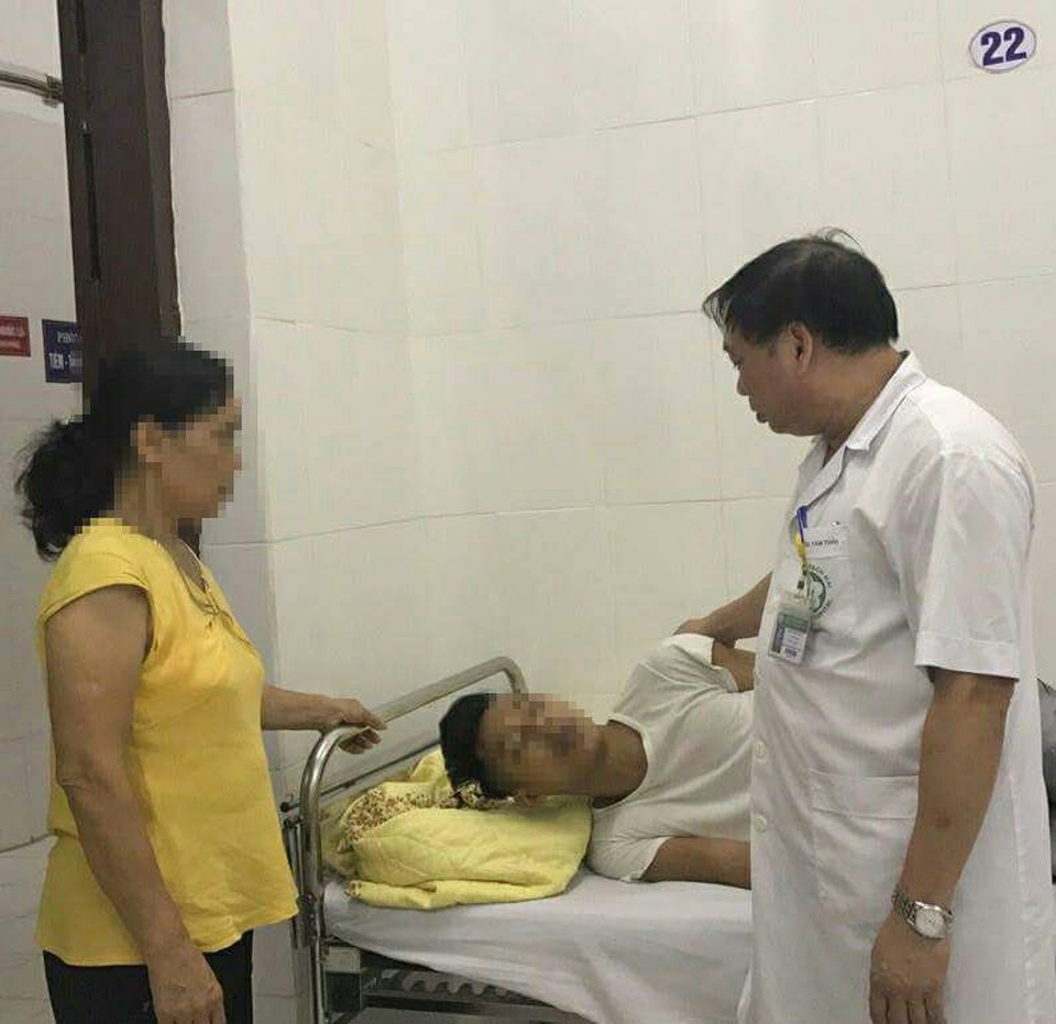 Bệnh nhân được đưa trở về viện điều trị sau khi được các bác sĩ, điều dưỡng, công an thuyết phục. Ảnh: M.T