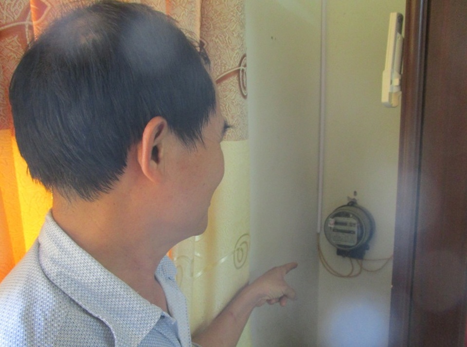 Sử dụng điện vượt định mức, chủ tịch xã phải bỏ tiền túi trả - 2 Mỗi phòng được lắp 1 công tơ, nếu sử dụng quá số tiền điện quy định thì cán bộ tự bỏ tiền túi ra trả phần chênh lệch
