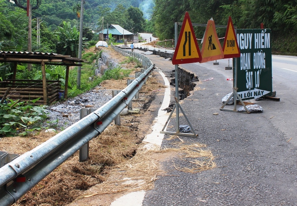 Trước tình trạng trên, chính quyền địa phương đã phối hợp với nhà thầu thực hiện thi công và chủ đầu tư dự án tổ chức rào chắn, cắm biển cảnh báo nguy hiểm và chờ cơ quan chức năng khắc phục.