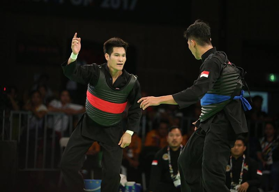 Nhật ký SEA Games 29 ngày 29/8: Pencak Silat giành ba tấm HCV - 13
Nguyễn Duy Tuyến (giáp đỏ, trái) thi đấu với võ sĩ của Singapore trong trận chung kết hạng cân 80kg nam, ảnh: Q.H