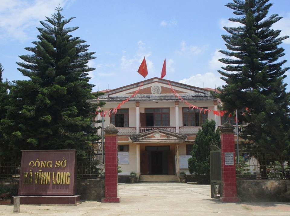 Sử dụng điện vượt định mức, chủ tịch xã phải bỏ tiền túi trả - 1 UBND xã Vĩnh Long đã áp dụng mô hình tiết kiệm điện và có mức quy định cụ thể