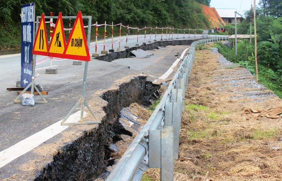 Đây là tuyến đường nối quốc lộ 1A đi cửa khẩu quốc tế Na Mèo (huyện Quan Sơn). Tình trạng nứt toác mặt đường đã làm ảnh hưởng đến việc lưu thông trên quốc lộ 217, đoạn qua hiện trường.