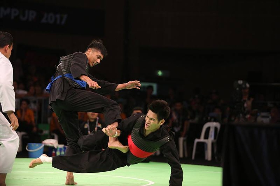 Nhật ký SEA Games 29 ngày 29/8: Pencak Silat giành ba tấm HCV - 14
Duy Tuyến thi đấu với chiến thuật rất khôn khéo, ở hiệp 3, anh liên tục thực hiện kỹ thuật cắt kéo