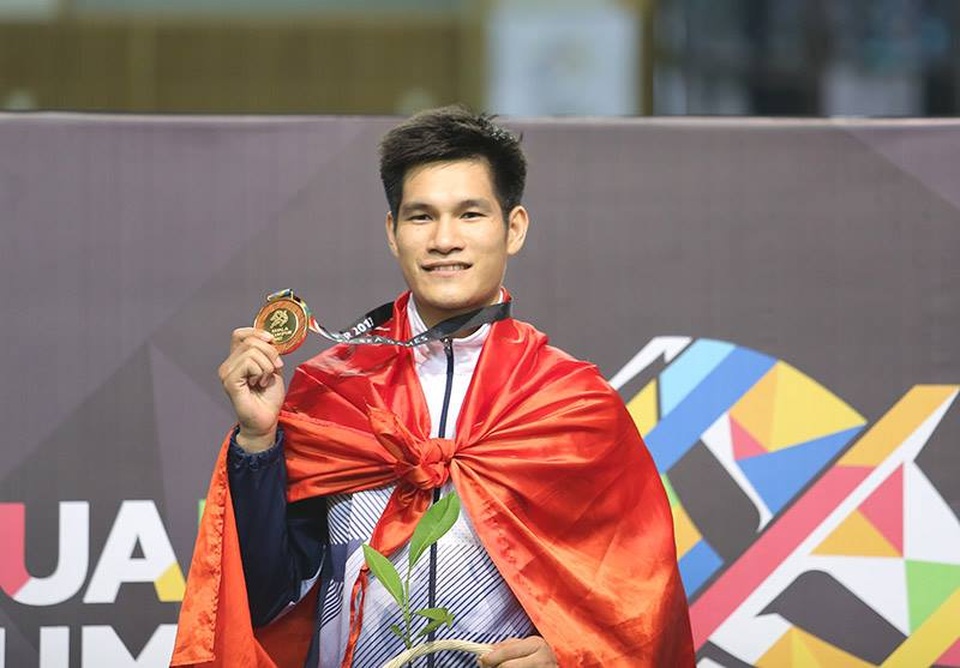 Lễ bế mạc SEA Games 29: Bữa tiệc của âm nhạc - 14
Vận động viên Phạm Duy Tuyến giành HCV ở môn Pencak Silat, một trong 58 VĐV giành HCV ở SEA Games 29