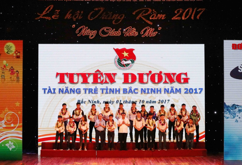 Tặng quà cho trẻ em khó khăn trong "lễ hội trăng rằm 2017" - 2 Các tài năng trẻ tỉnh BắcNinh được tuyên dương