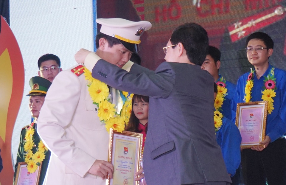 Tuyên dương 26 thanh niên tiêu biểu xứ Nghệ dịp 26/3 - 3 Ngoài 20 tấm gương thanh niên tiên tiến làm theo lời Bác, Tỉnh đoàn Nghệ An cũng trao giải thưởng 26/3 cho 6 đoàn viên xuất sắc, có nhiều đóng góp trong hoạt động đoàn.