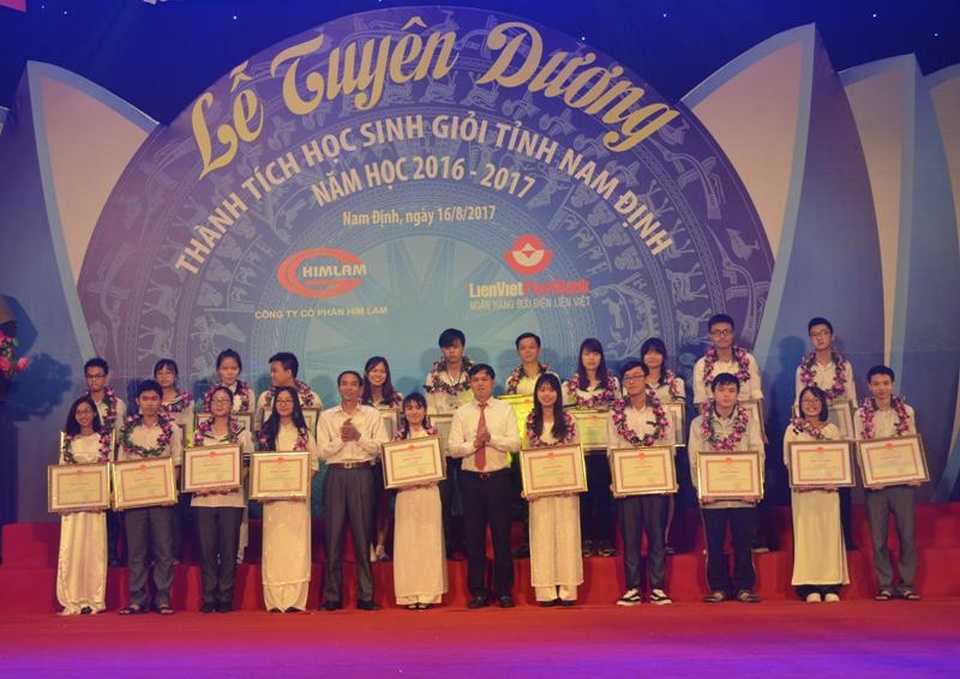 Nhà giáo Ưu tú Cao Xuân Hùng, Giám đốc Sở GD-ĐT tỉnh Nam Định trao bằng khen cho các học sinh giỏi xuất sắc