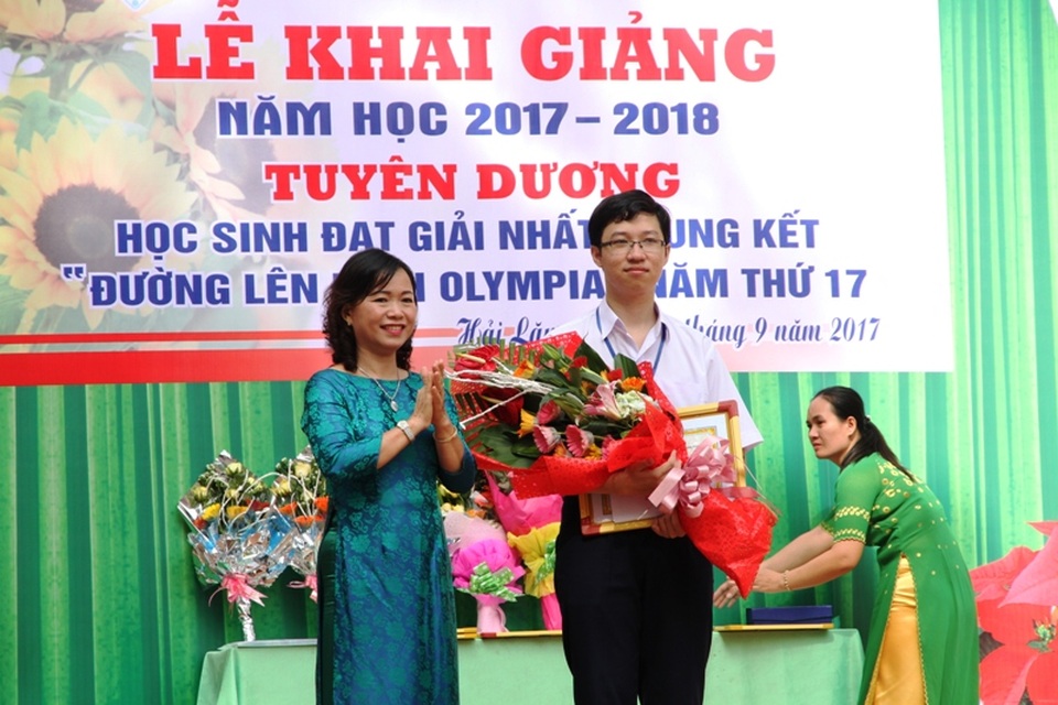Tuyên dương học sinh đạt giải Nhất “Đường lên đỉnh Olympia 2017” - 2 Bà Nguyễn Thị Thu Thủy, Phó giám đốc Sở GD-ĐT tuyên dương em Phan Đăng Nhật Minh