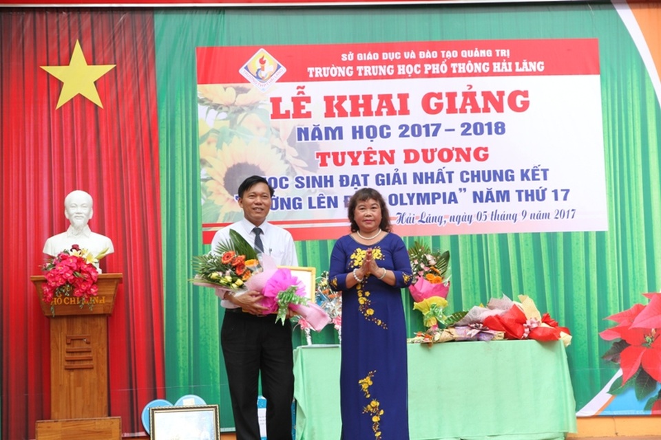 Tuyên dương học sinh đạt giải Nhất “Đường lên đỉnh Olympia 2017” - 3 Bà Nguyễn Thị Hồng Vân, Chủ tịch Hội Khuyến học tỉnh Quảng Trị tặng quà cho nhà trường và cá nhân em Nhật Minh