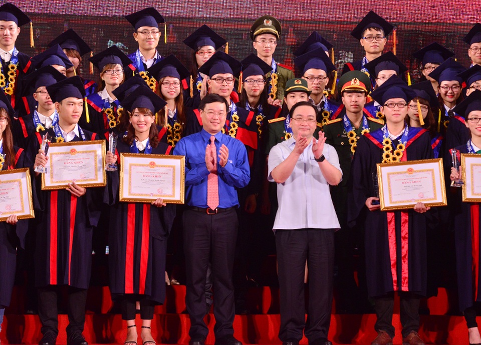 Hà Nội đặc cách 25 thủ khoa xuất sắc vào thẳng công chức - 1
Hà Nội tổ chức lễ tuyên dương thủ khoa xuất sắc ở các trường đại học trên địa bàn (Ảnh: Mai Châm)