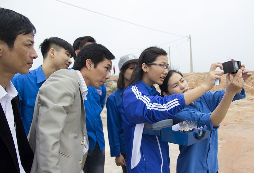Hàng loạt cơ hội cho sinh viên khi theo học ở trường Đại học Hạ Long - 2 Sinh viên ngành Nuôi trồng thủy sản tham gia thực tế chuyên môn
