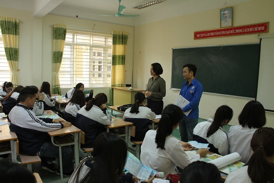 Hàng loạt cơ hội cho sinh viên khi theo học ở trường Đại học Hạ Long - 3 Đồng chí Nguyễn Văn Huỳnh, Phó Bí thư Đoàn trường tư vấn tuyển sinh tại trường THPT Bạch Đằng (TX. Quảng Yên).