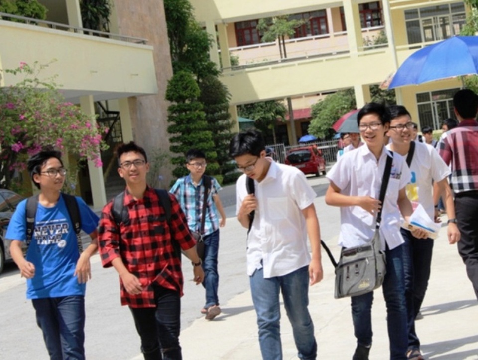 
Các thí sinh dự thi vào lớp 10 trường THPT chuyên Lam Sơn (Thanh Hóa).
