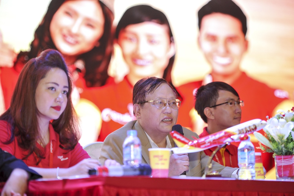 Làm thế nào để được tuyển dụng vào ngành hàng không? - 2 Đại diện hãng hàng không Vietjet chia sẻ với các bạn sinh viên về hoạt động tuyển dụng