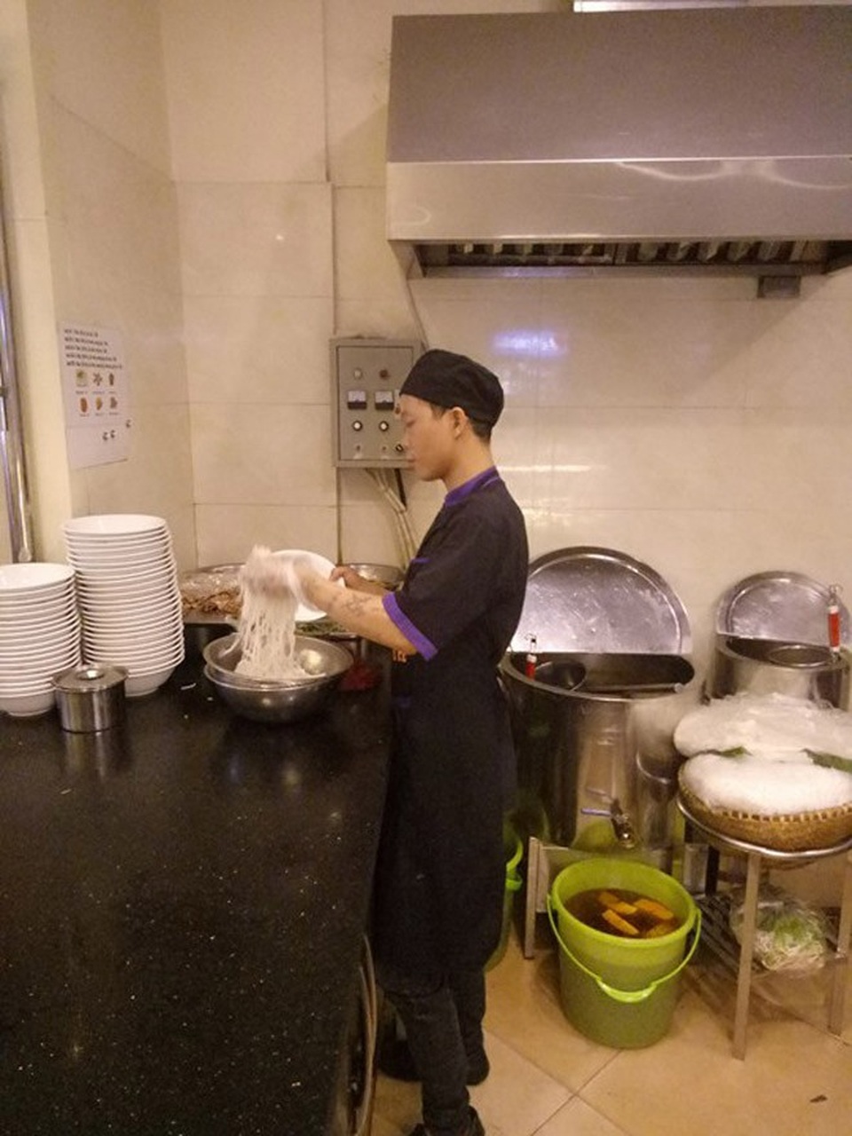 Sự thật mức lương 5 đến 7 triệu đồng/tháng cho nhân viên chan bún - 2 
Một nhân viên chan bún mới làm việc được trả từ 5 đến 5,5 triệu đồng/tháng