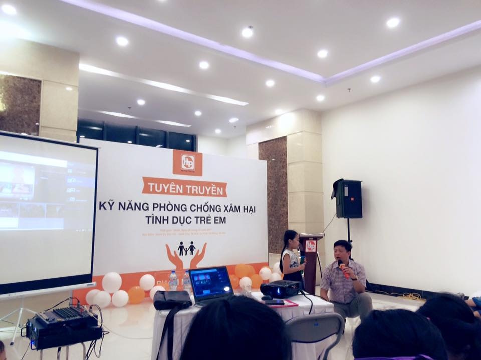 Ngọn lửa nào đang làm hồi sinh Usilk? - 3 Tiến sĩ Phạm Mạnh Hà tại buổi hướng dẫn kỹ năng phòng chống xâm hại tình dục trẻ em dành cho cư dân Usilk