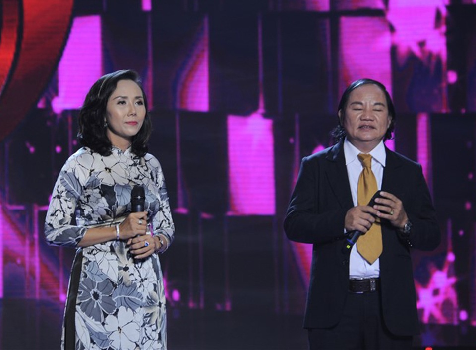 Đàm Vĩnh Hưng chế giễu ngoại hình Quang Lê chỉ có thể… bơi hoặc lăn trên sân khấu - 5 Chia sẻ trên sân khấu, Đan Phượng cho biết mình hiện là một người nội trợ, thời trẻ từng tham gia sinh hoạt văn nghệ. Trong khi đó, Duy Tài cho biết mình đã 52 tuổi và lâu nay vẫn đi hát tự do.