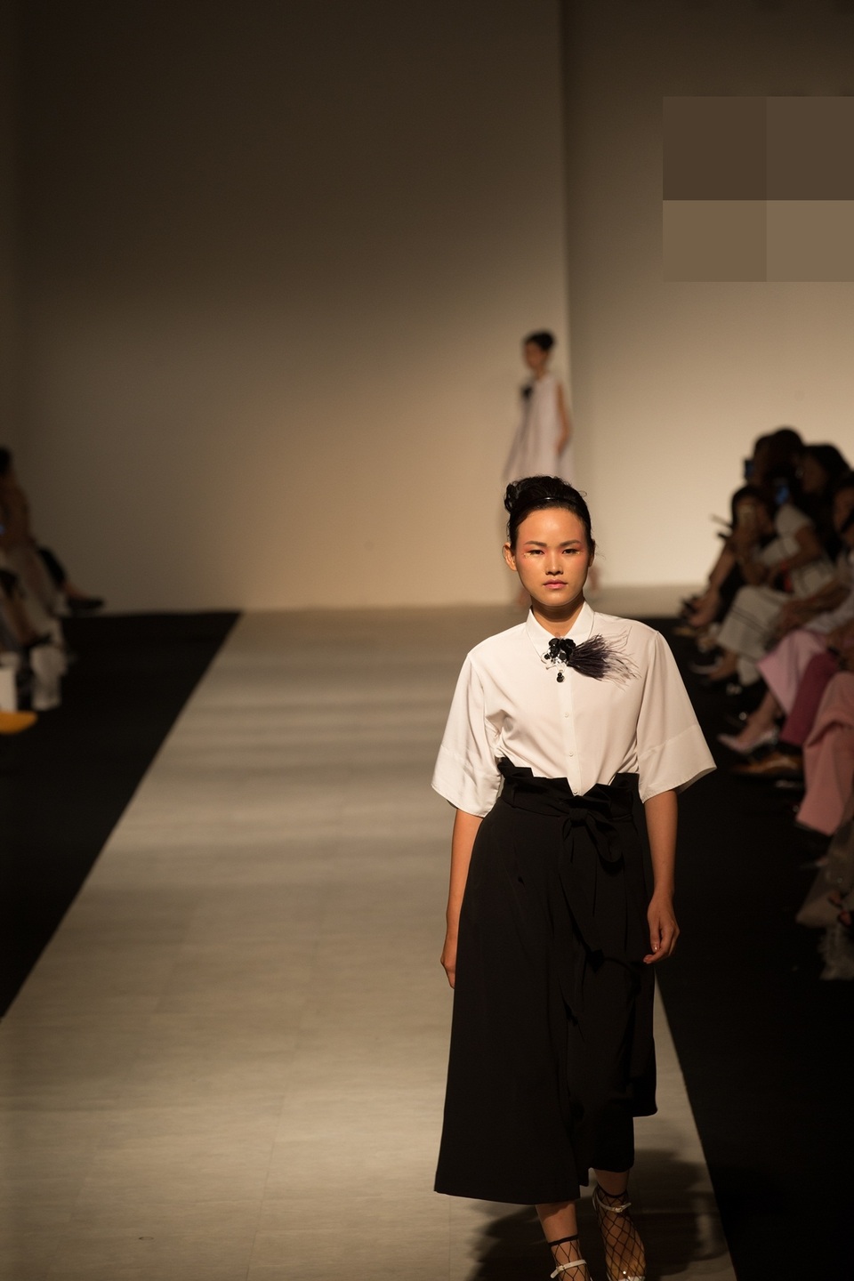 IVY moda Fashion Show Spring Summer 2017 còn là cuộc hội ngộ lớn của dàn Quán quân Vietnam Next Top Model qua các thời kì. Trở về từ thành phố New York hoa lệ sau nhiều năm chinh chiến sàn diễn quốc tế, có lẽ đã cũng lâu lắm rồi khán giả yêu thời trang mới được nhìn thấy Tuyết Lan sải bước trên sàn diễn thời trang quê nhà.