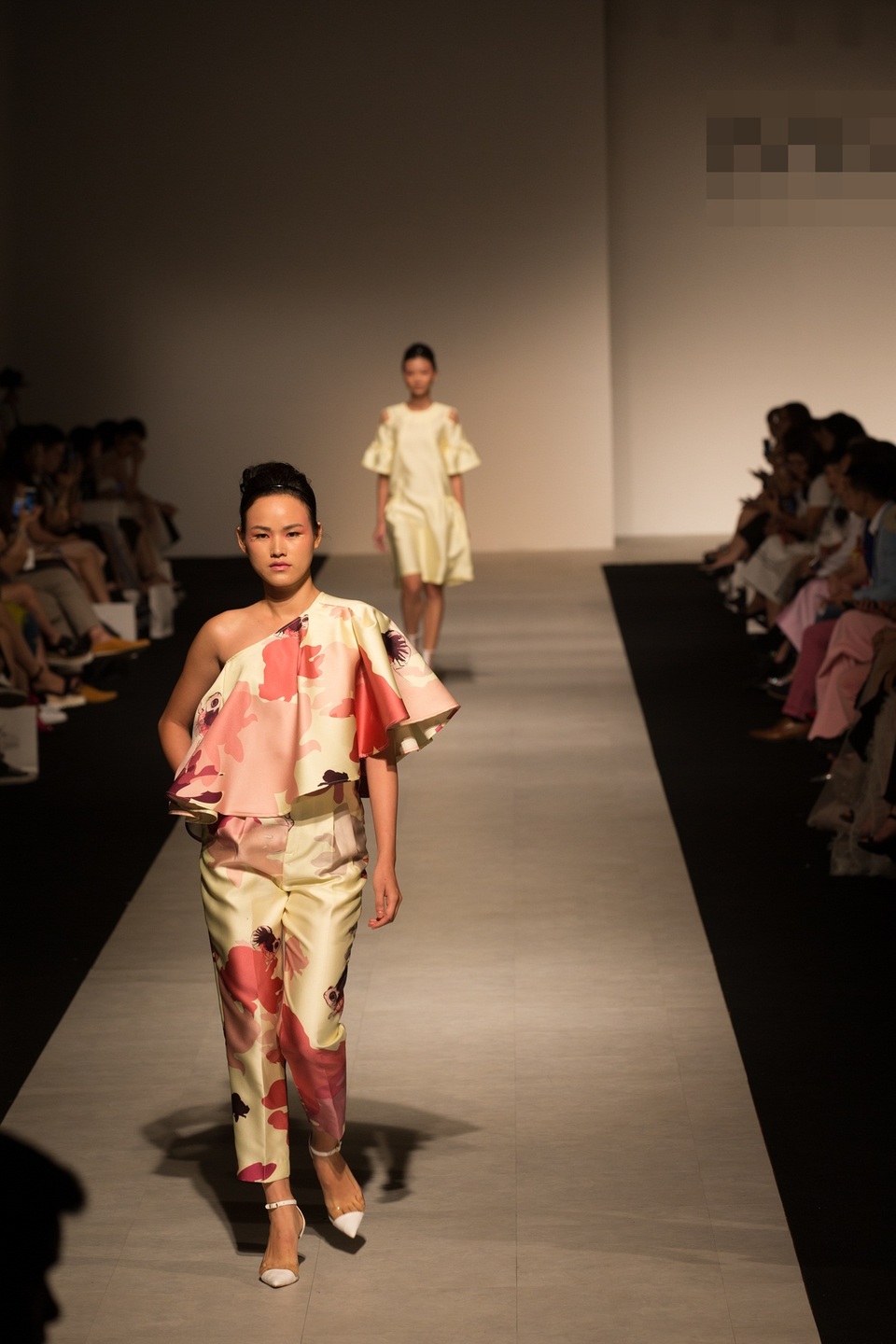 Người đẹp thể hiện sự trưởng thành và phong cách thư thái trên sàn diễn.