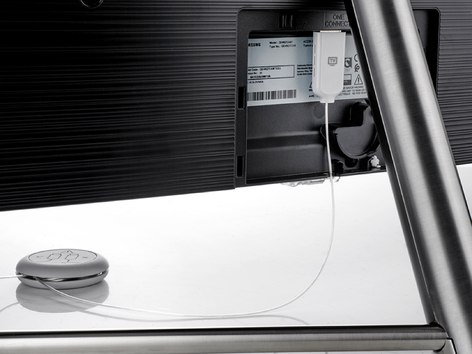 Việc xử lý dây nối tinh tế gọn gàng giúp mang lại tổng thể hài hoà cho Samsung 49Q7F