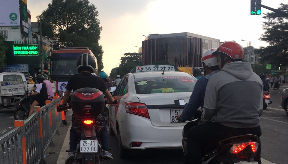 Taxi Vinasun dán khẩu hiệu phản đối Uber, Grab: Hành động rất trẻ con! - 3 Đến chiều 8/10, nhiều tài xế đã tự tháo khẩu hiệu dán sau xe vì cho rằng lãnh đạo công ty nói tài xế bộc phát là không đúng.