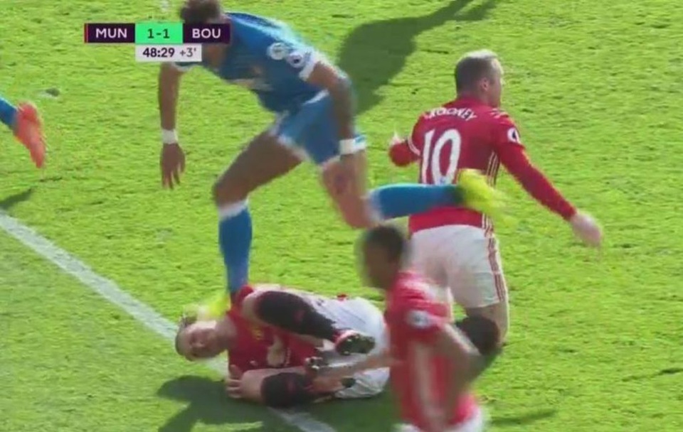 Bị giẫm lên đầu, Ibrahimovic trả đũa thô bạo - 1 Sau khi bị Tyrone Mings giẫm lên đầu...
