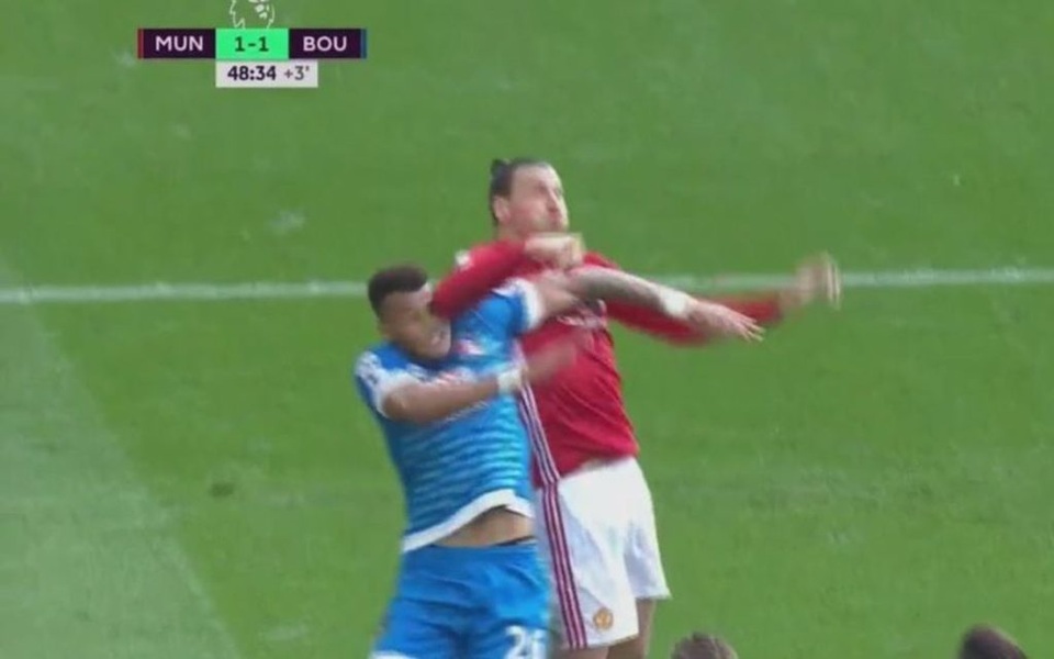 Bị giẫm lên đầu, Ibrahimovic trả đũa thô bạo - 2 Ibrahimovic đã giật cùi chỏ vào mặt đối thủ
