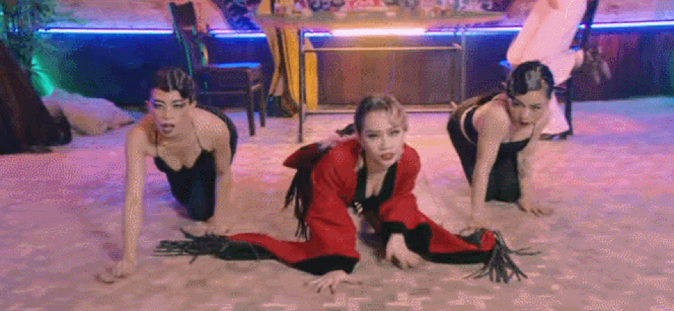 Diện trang phục lố lăng, phản cảm trong MV, ca sĩ trẻ cố tình tạo scandal? - 4 Trước đó cách các cô gái diện trang phục như miêu nữ, lăn lê, bò trườn trong MV Đùa à cũng khiến người xem sốc nặng.