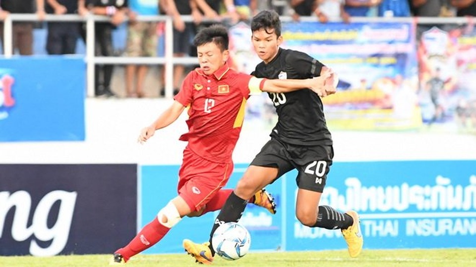 Hạ Thái Lan sau loạt “đấu súng”, U15 Việt Nam vô địch giải Đông Nam Á - 2
U15 Việt Nam (áo đỏ, bên trái) thi đấu tự tin trước U15 Thái Lan (áo đen, bên phải)