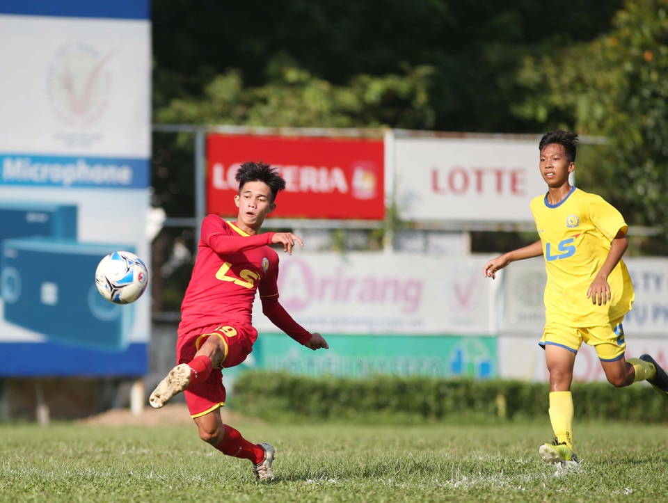 Viettel và TPHCM vào bán kết giải U17 quốc gia 2017 - 1 TPHCM (áo đỏ) giành quyền vào bán kết