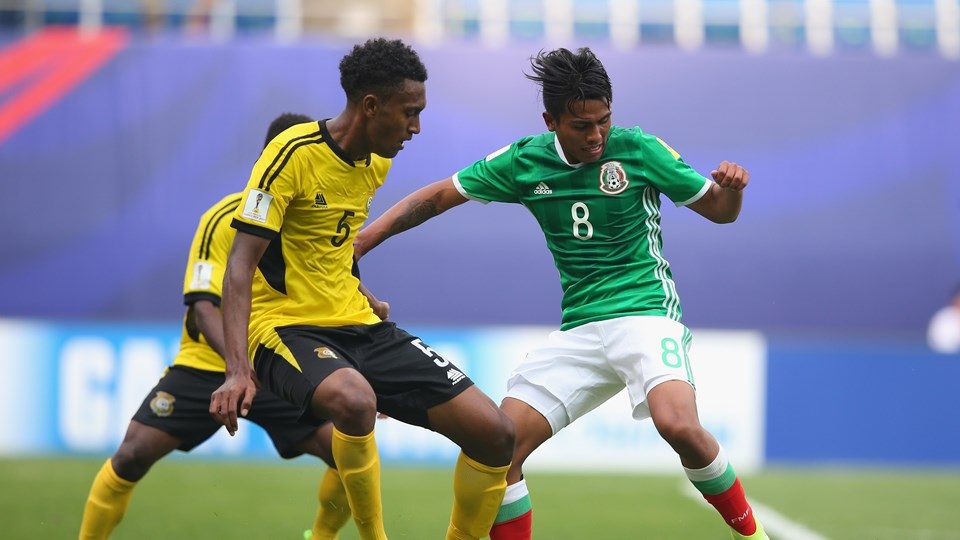 U20 Việt Nam có thể gây sốc như U20 Vanuatu và U20 Zambia? - 1 U20 Vanuatu (áo vàng) thể hiện tinh thần chiến đấu tuyệt vời trước U20 Mexico