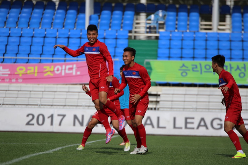 Cầu thủ U20 Việt Nam “cười hết cỡ” khi chơi đùa với bóng - 5
Nụ cười trên môi các cầu thủ U20 Việt Nam